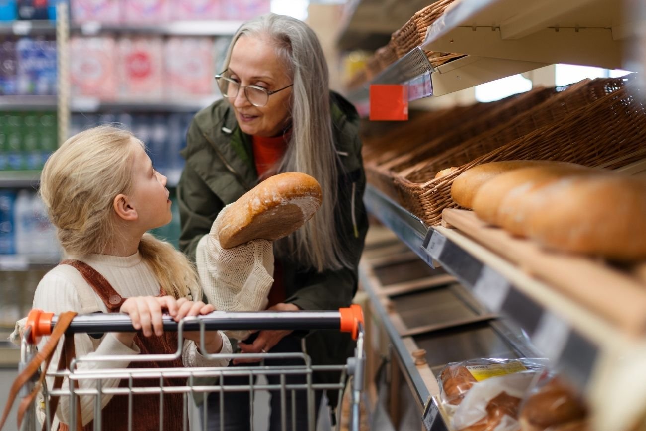 Babcia z wnuczką robią zakupy w supermarkecie
