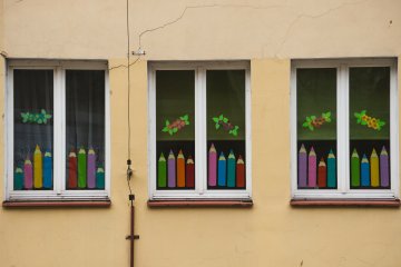 Placówka przedszkolna, okna.