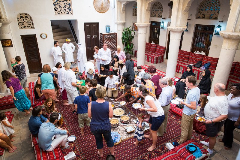 Dubaj, najludniejsze miasto Zjednoczonych Emiratów Arabskich, jest drogim do życia miastem. Przemieszczając się między określonymi punktami, można jednak trochę ściąć koszty podróży i pobytu w tym miejscu