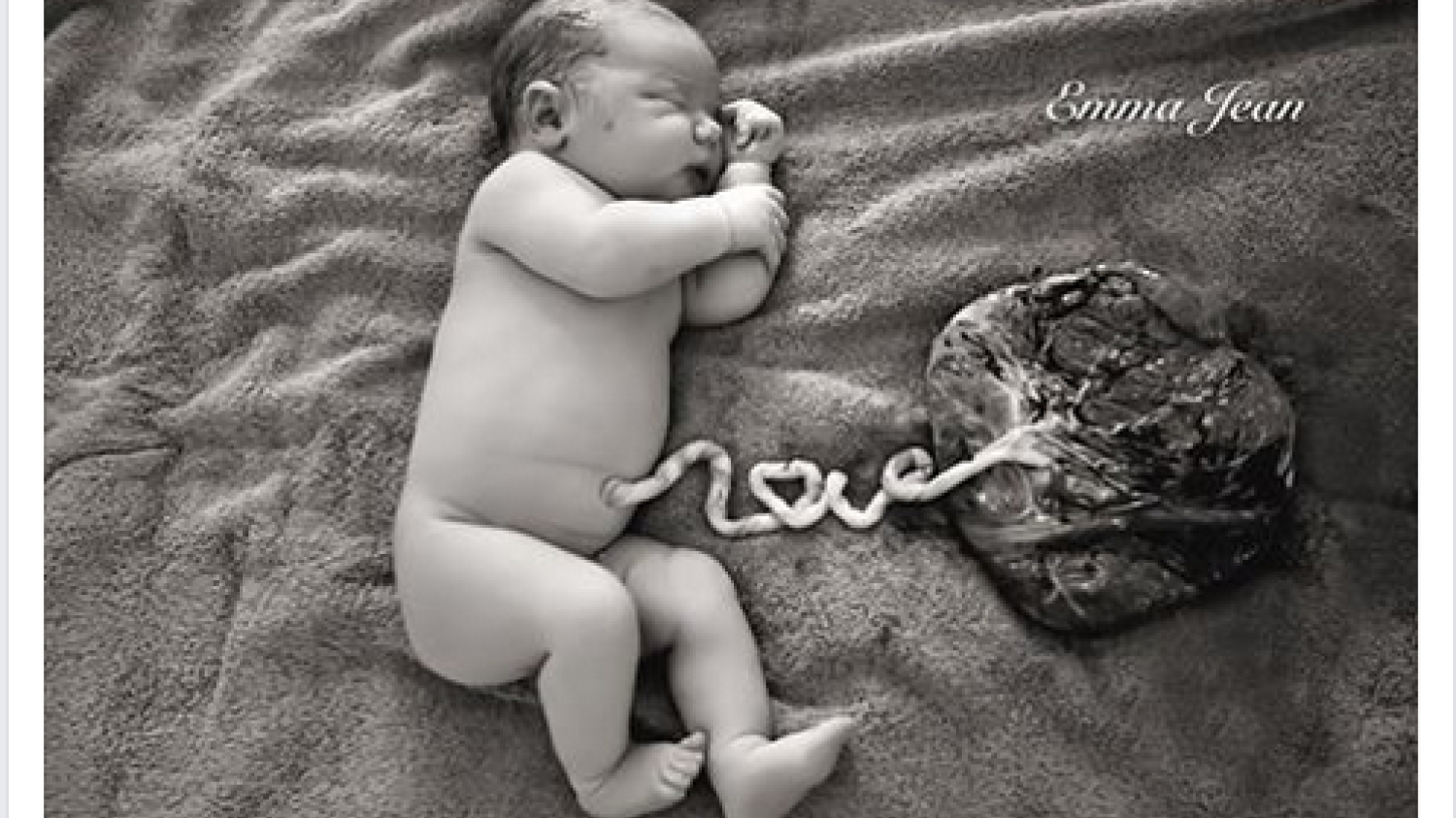 Fot. Screen z Facebooka [url=https://www.facebook.com/emmajeanphotographictales/?fref=nf] Emma Jean Photography[/url] /  Pępowina ułożona w słowo "love" wyraźnie pokazuje miłość między matką a dzieckiem
