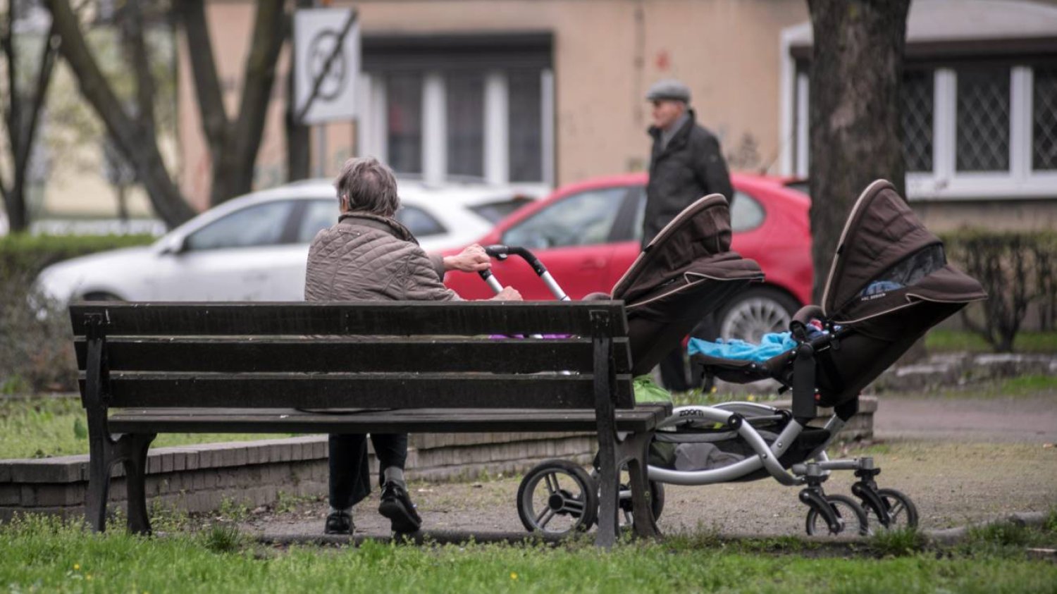 babcia z wózkiem na spacerze