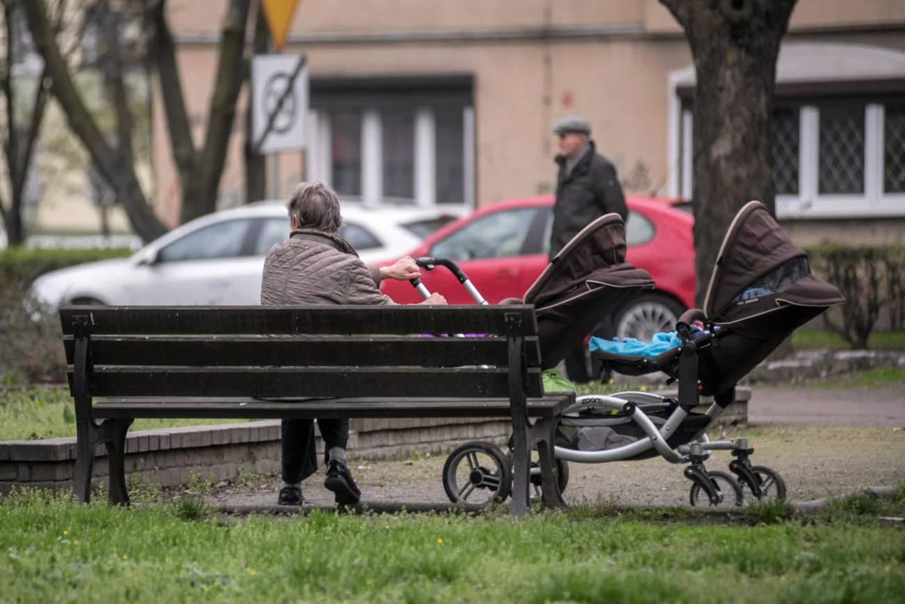 babcia z wózkiem na spacerze