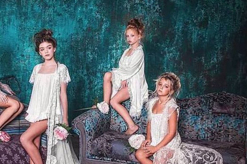 Dziewczynki pozują jak dorosłe kobiety