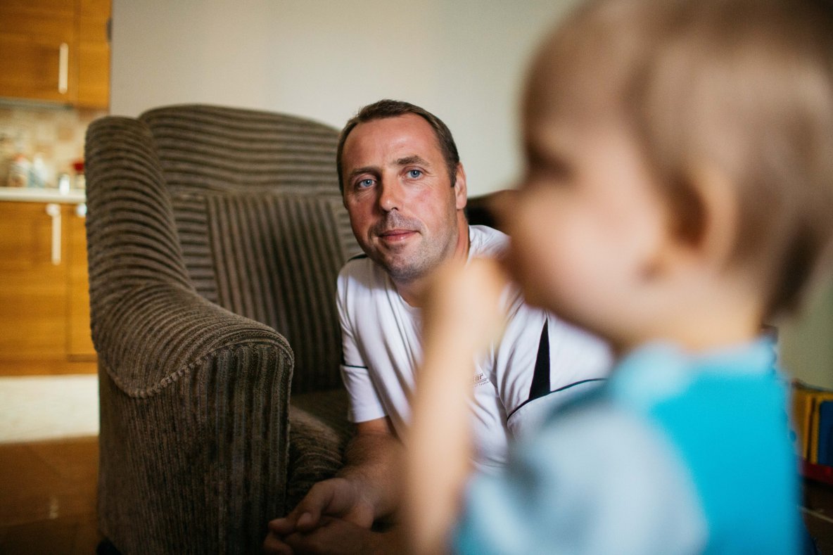 Tata Szymona, przez cały czas towarzyszący mu w zabawie.