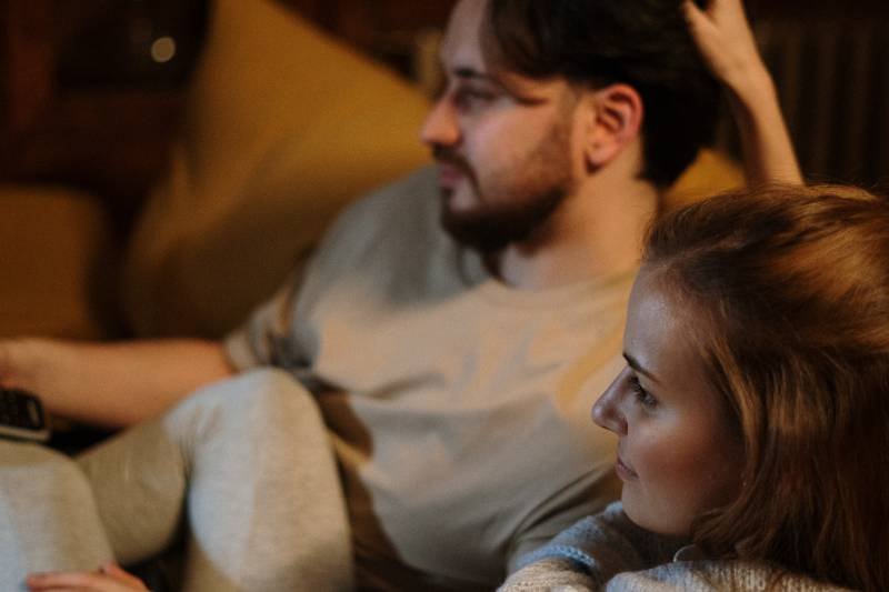 Para siedzi na kanapie