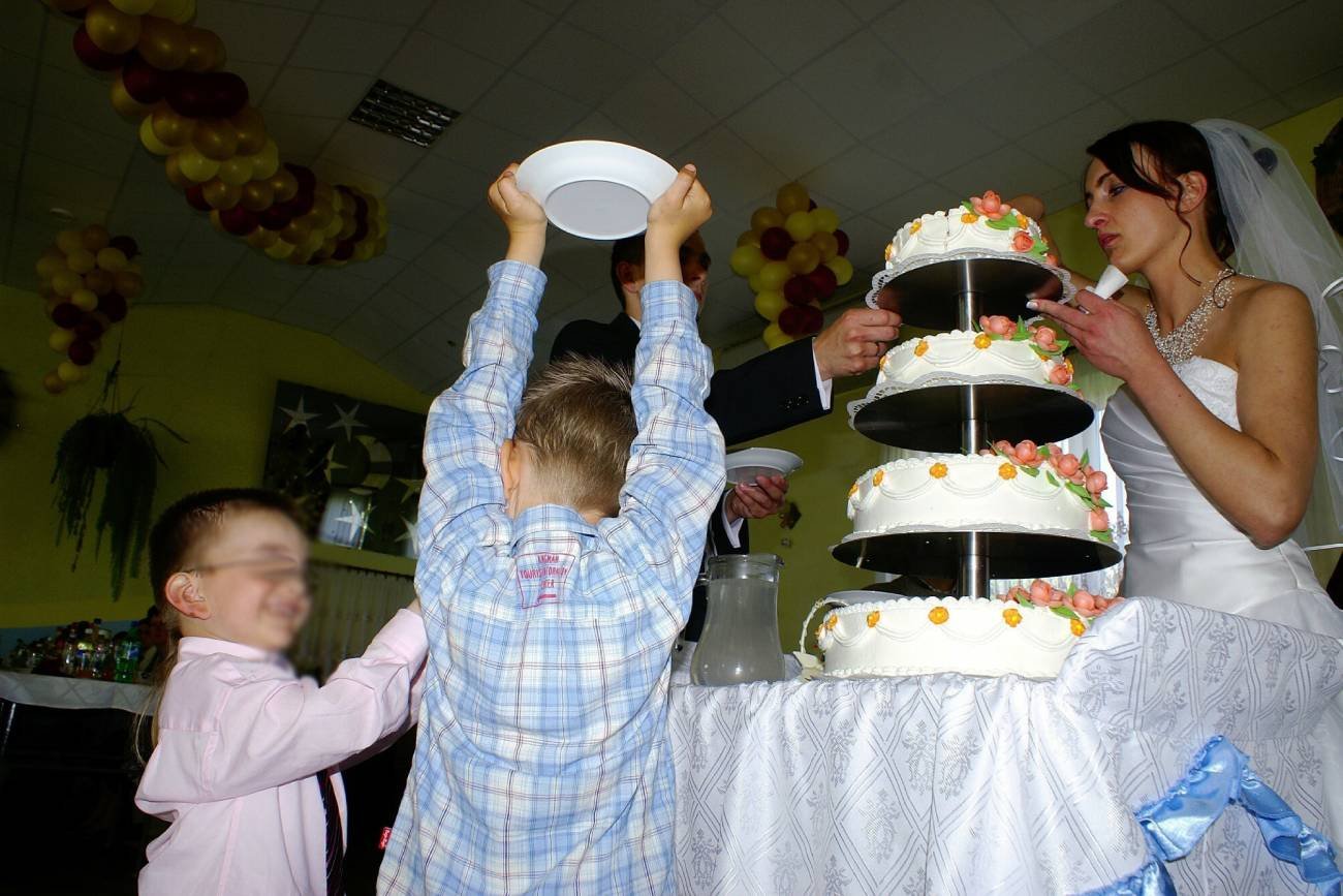 niania na wesele, niania, opieka niani, co z dziećmi w czasie wesela, dzieci nie idą na wesele, wesele bez dzieci, wyjście bez dzieci, niania do dzieci, opiekunka na wesele