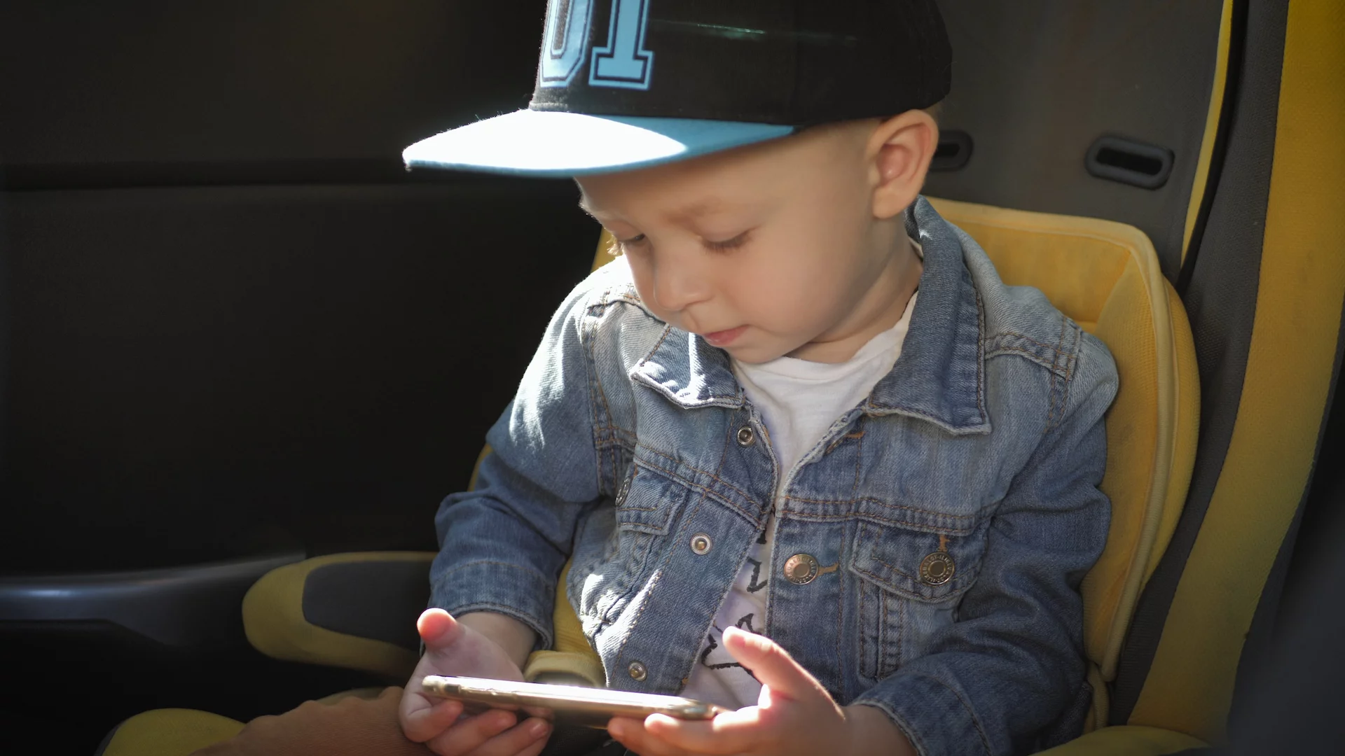 dziecko z telefonem dziecko z telefonem