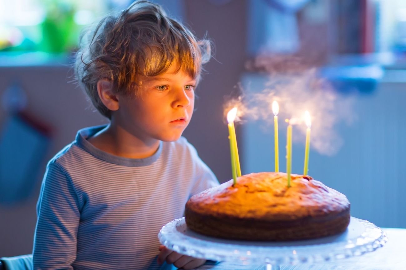 Chłopiec świętuje swoje urodziny