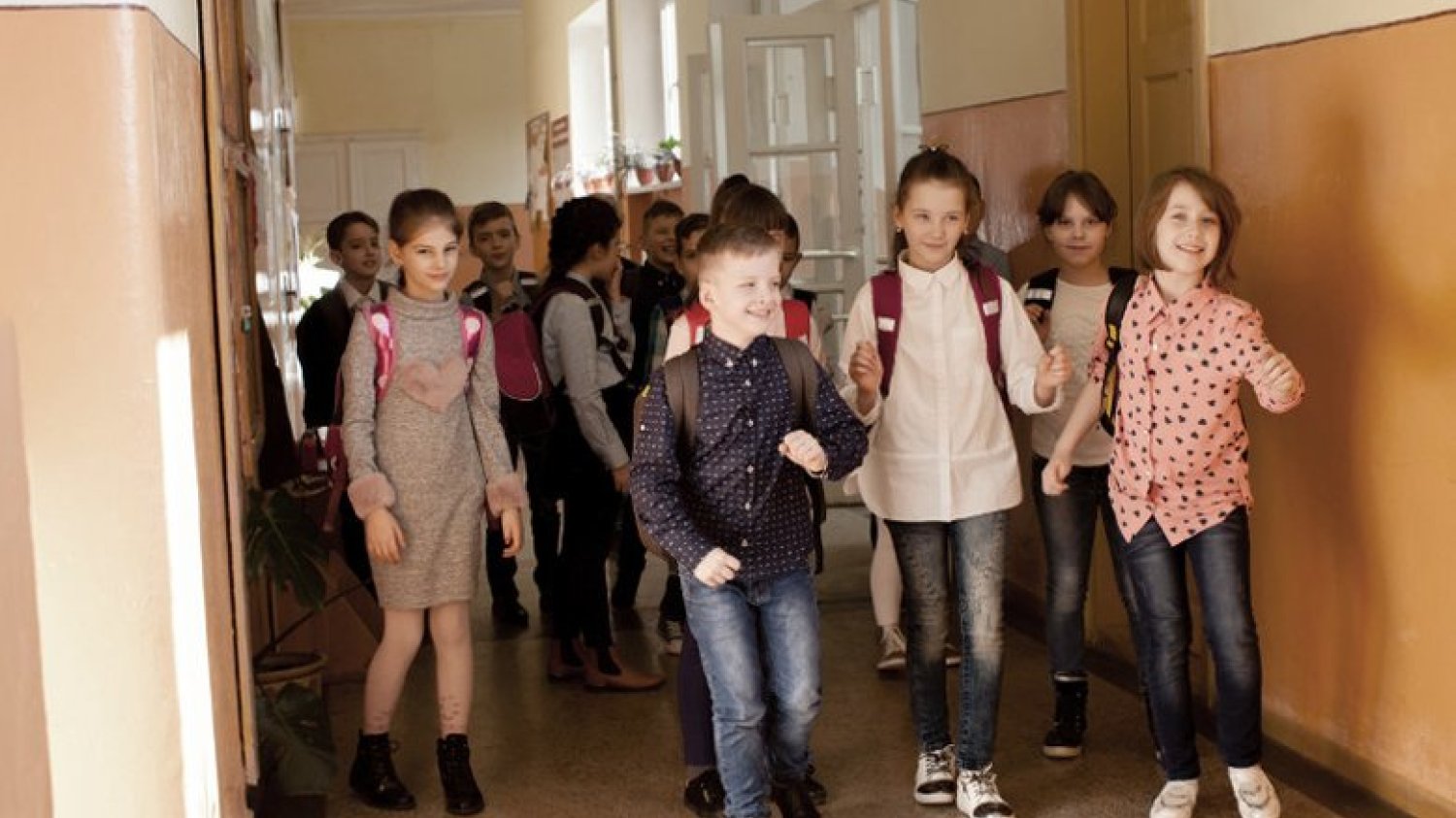 Mama 7-latka chce zakazu słodyczy w szkołach, bo... jej synowi przykro