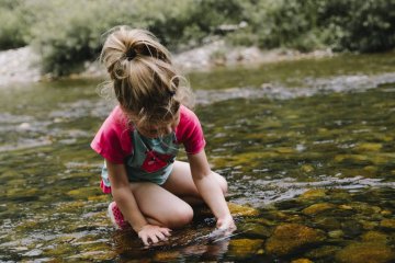 dziecko bawi się samo, samodzielna zabawa, kreatywność, wyobraźnia, jak wspierać rozwój wyobraźni