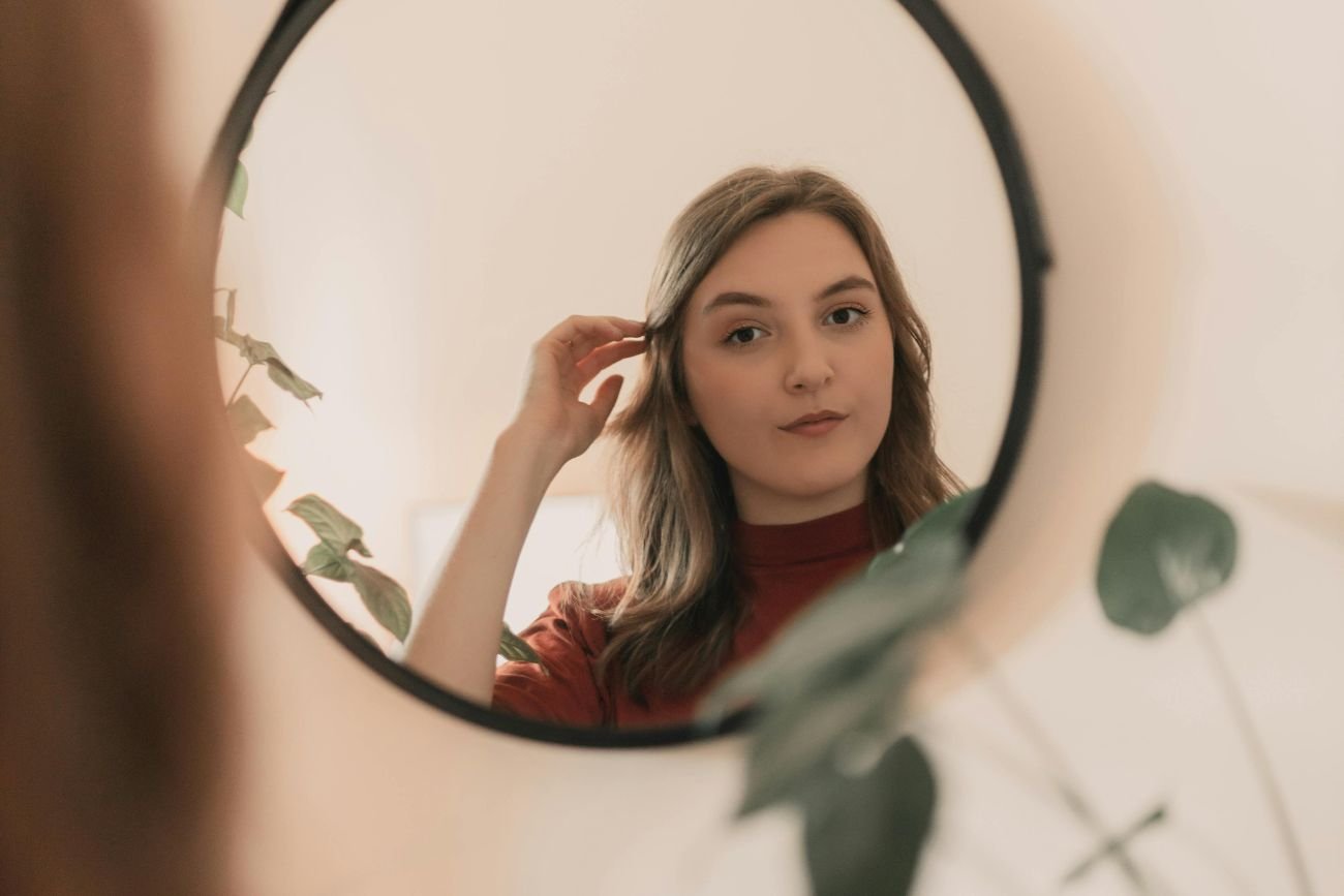 młoda dziewczyna przy lustrze młoda dziewczyna przy lustrze