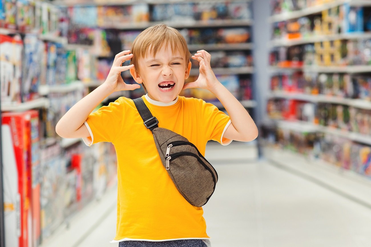Chłopiec złości się w sklepie. Chłopiec złości się w sklepie.