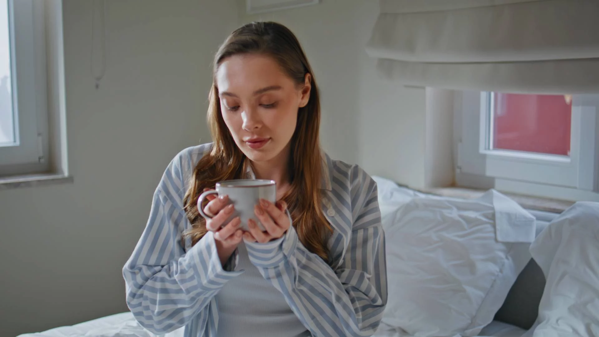 kobieta odpoczywa w piżamie z kubkiem herbaty w dłoniach kobieta odpoczywa w piżamie z kubkiem herbaty w dłoniach