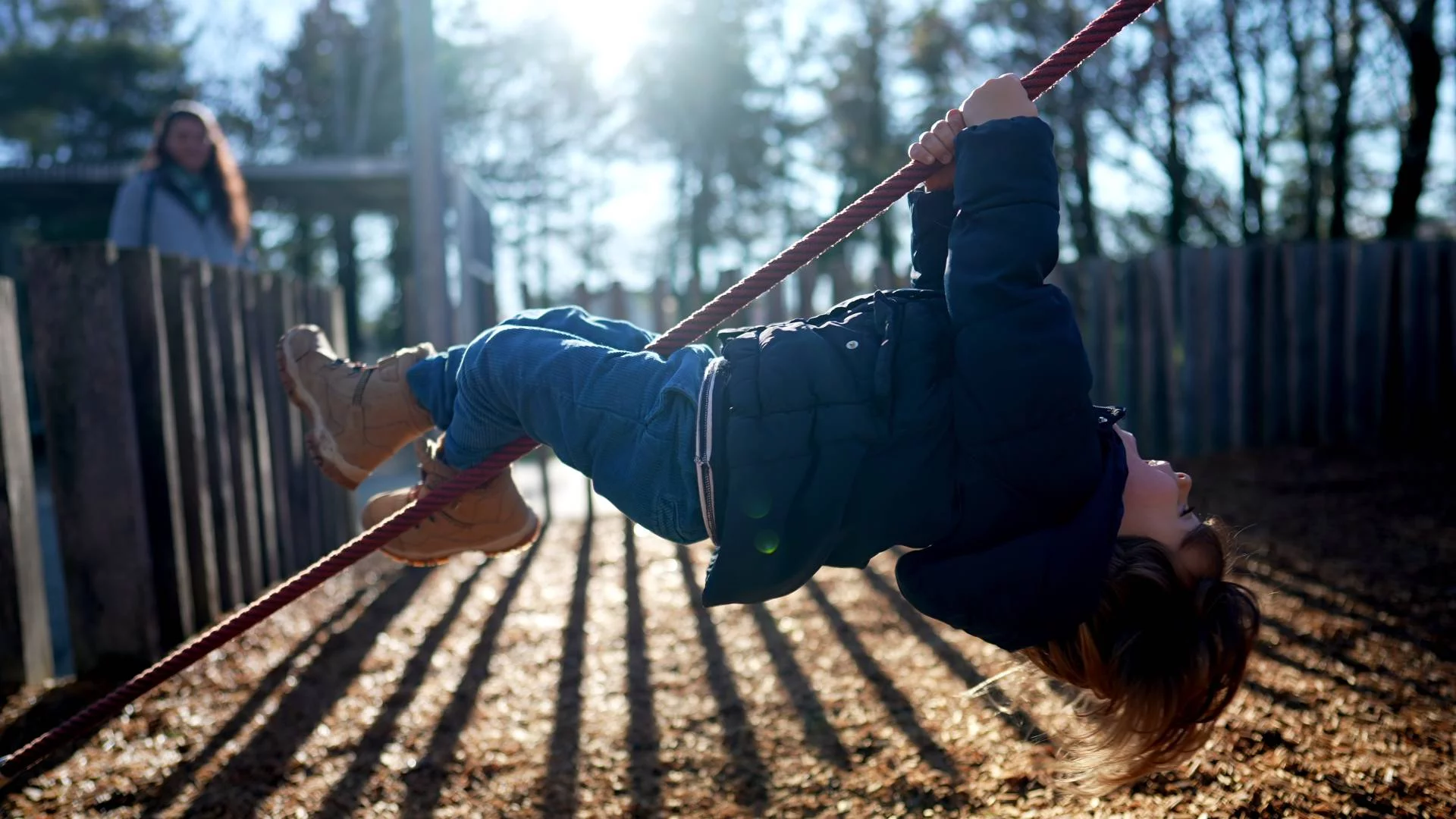 Tych 6 zachowań na placu zabaw jest zmorą rodziców. Czas oduczyć ich swoje dziecko