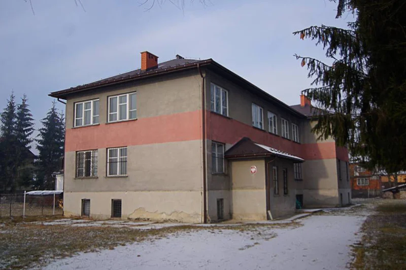 Tak wygląda obecnie budynek, w którym ma powstać dom dla nastoletnich matek i ich dzieci. Dawniej pełnił funkcję siedziby szkoły.