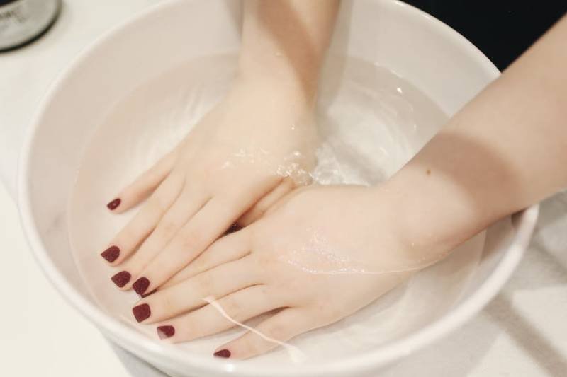 Jak szybko wysuszyć pomalowane paznokcie? Trik na szybkie schnięcie lakieru