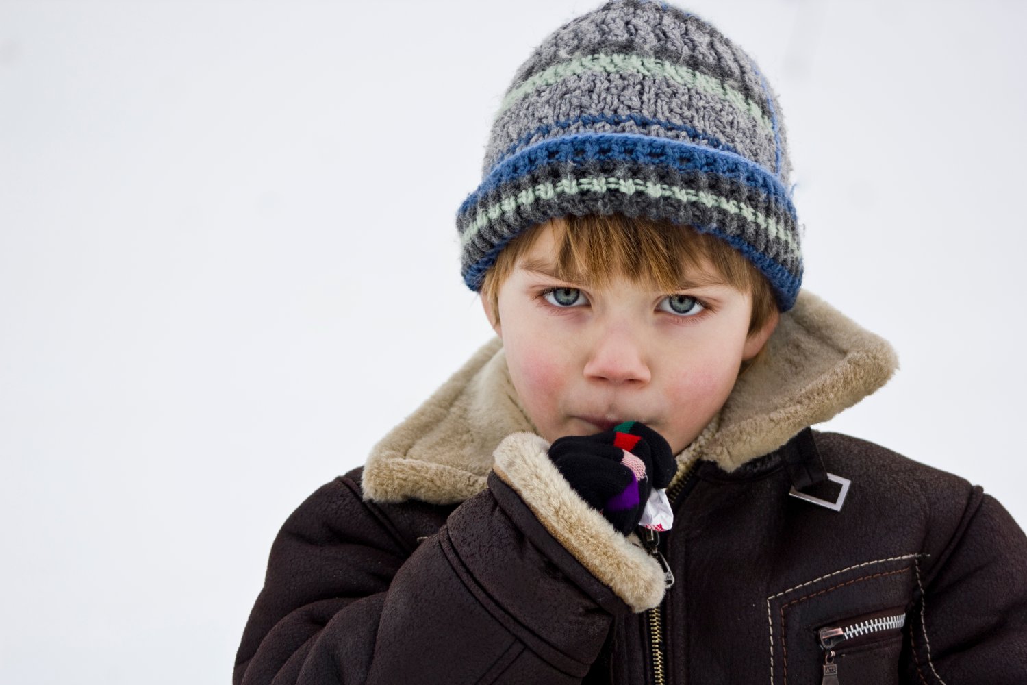 chłopiec na śniegu