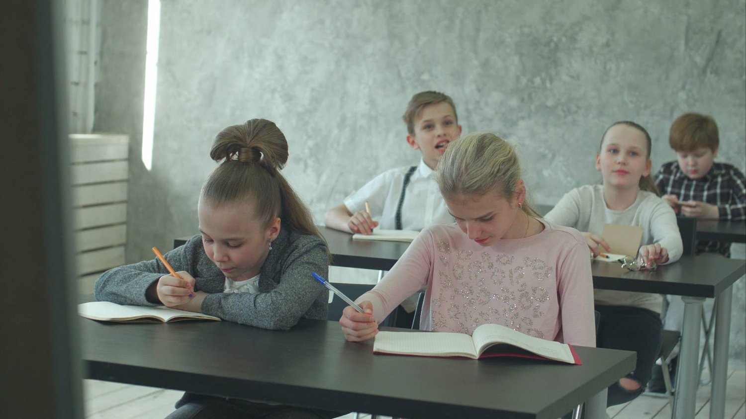 uczniowie w ławkach na lekcji w klasie uczniowie w ławkach na lekcji w klasie