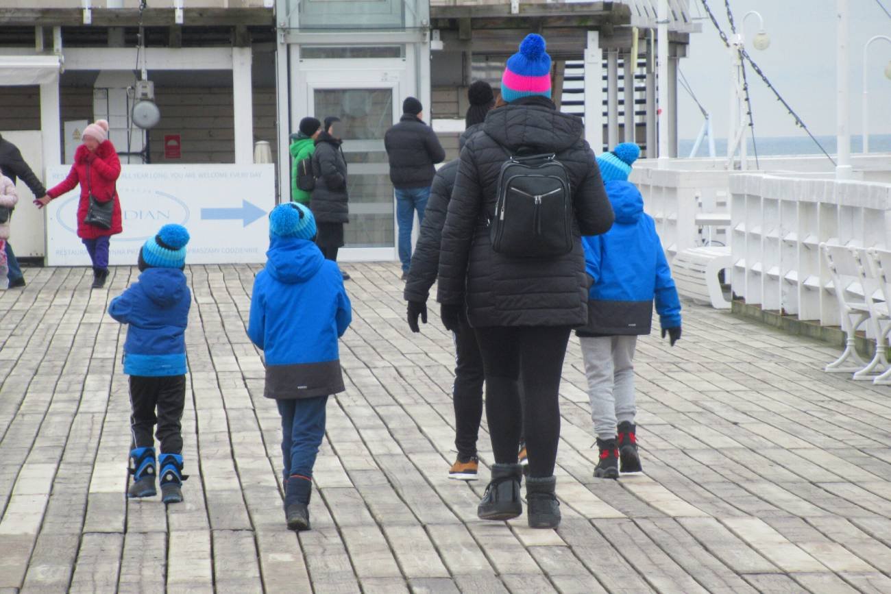 Mama na spacerze z 3 dzieci.