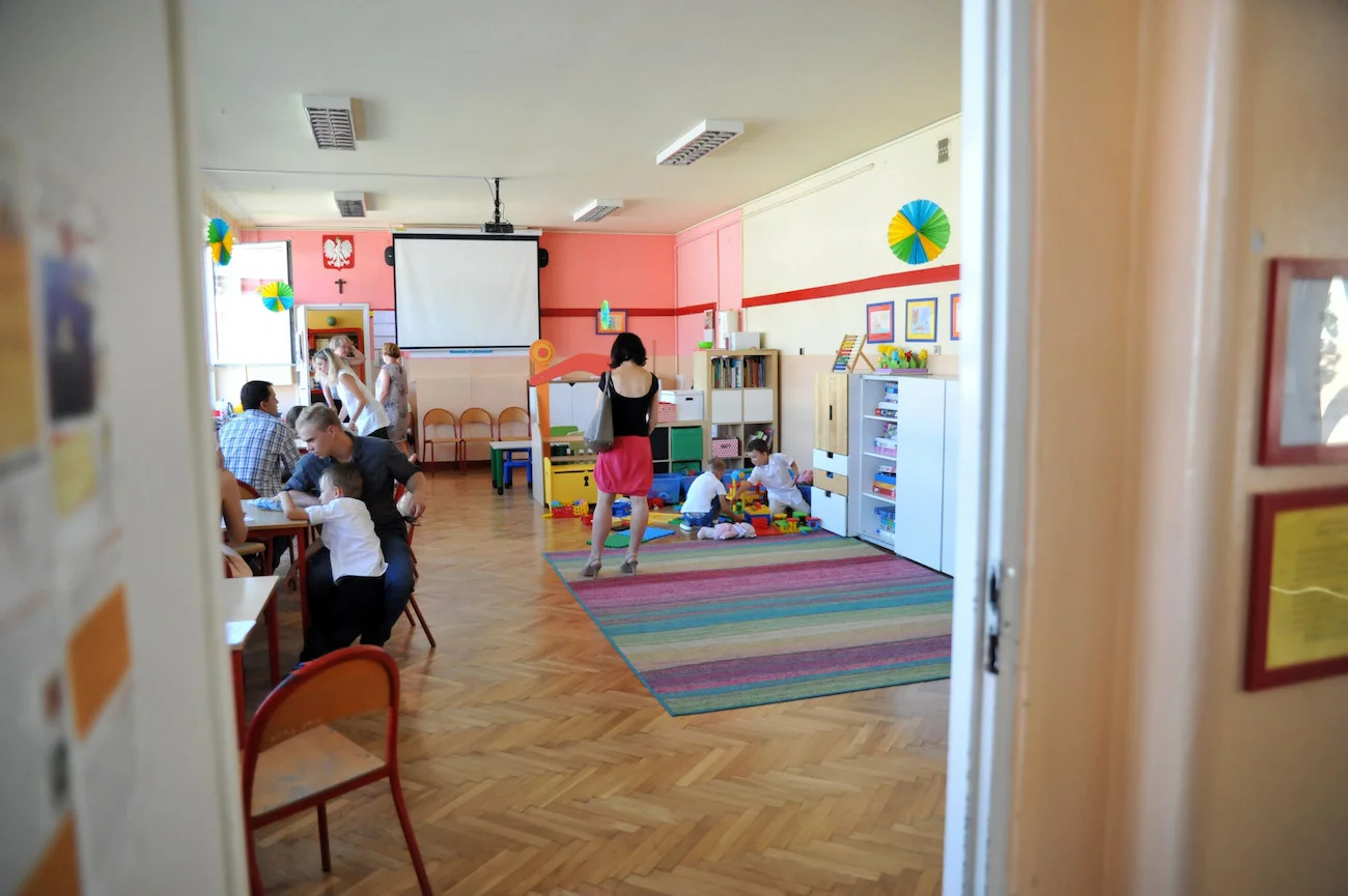 dzieci bawią się w szkolnej świetlicy