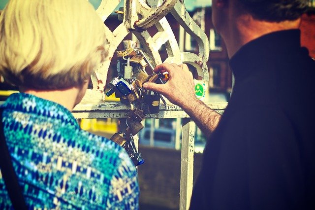 Fot. Pixabay /[url=http://pixabay.com/pl/mi%C5%82o%C5%9B%C4%87-blokuje-padlocks-grunge-405760/]Picography[/url] / [url=http://bit.ly/CC0-PD]CC0 Public Domain[/url]