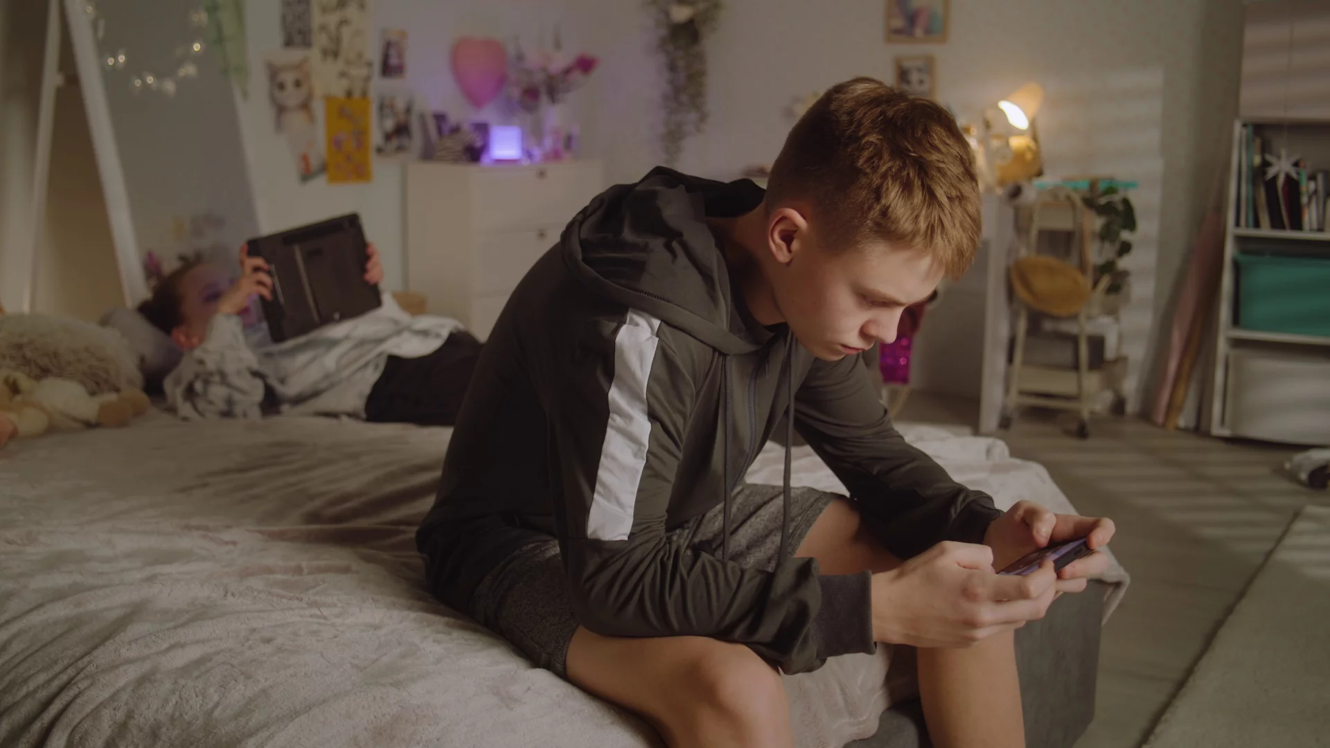 73 proc nastolatków trafia na filmy o "byciu prawdziwym facetem". Tak rodzi się pokolenie bez emocji