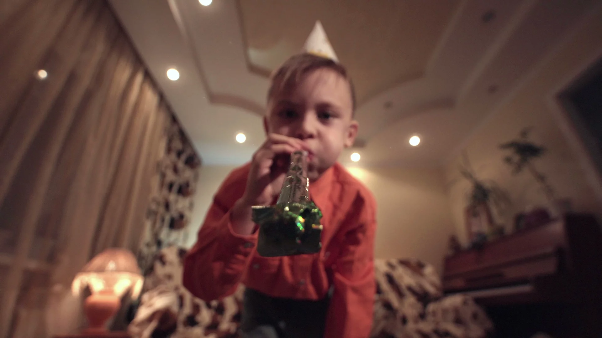 dziecko na urodzinach dziecko na urodzinach