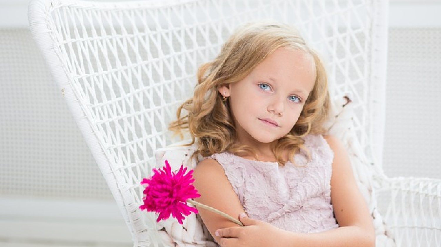 Fot. Pixabay / [url=https://pixabay.com/en/girl-young-blue-eyes-eyes-look-510446/]Gilmanshin[/url] / [url=https://pixabay.com/en/service/terms/#usage]CC0 Public Domain[/url]