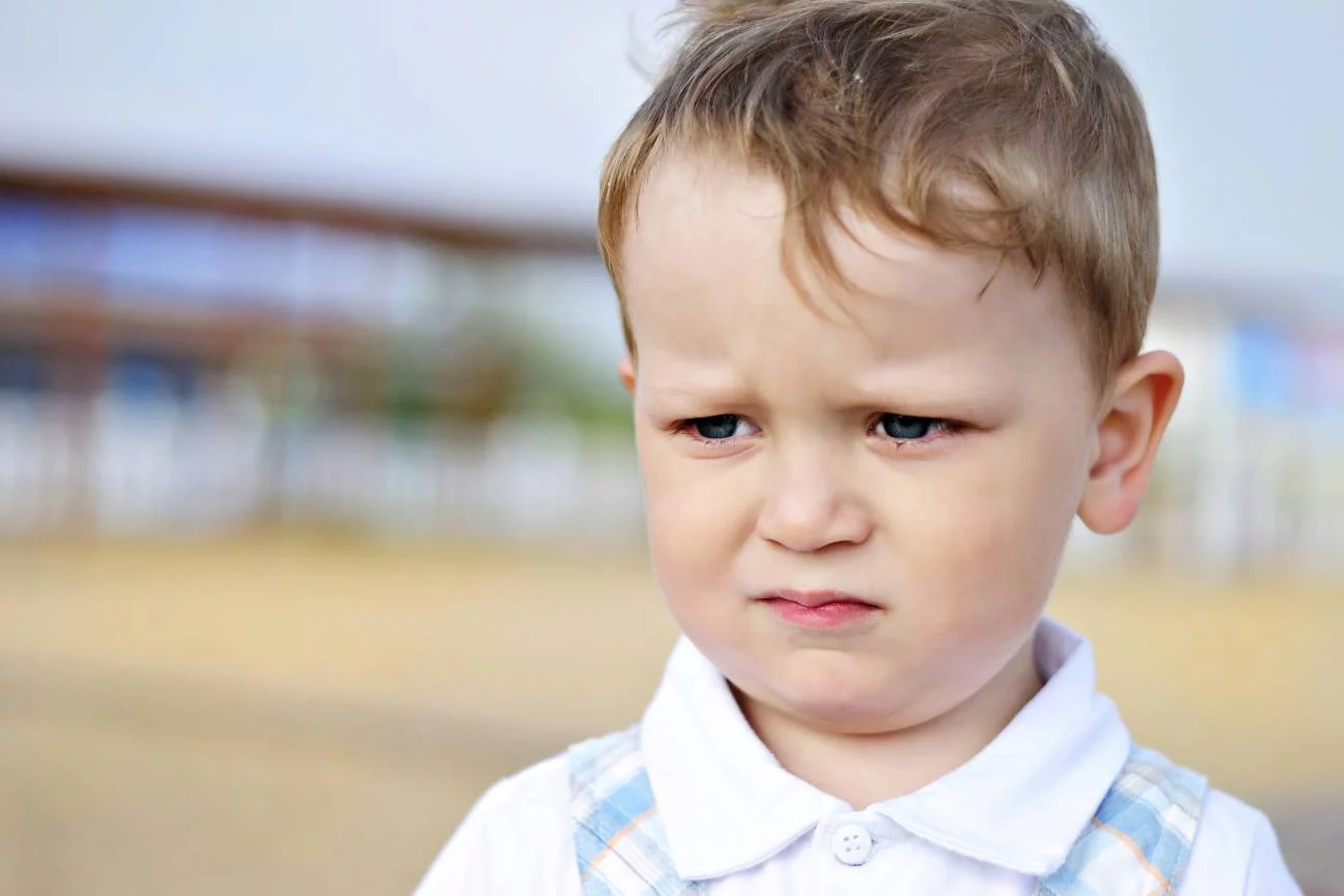 Smutny chłopiec w wieku przedszkolnym.
