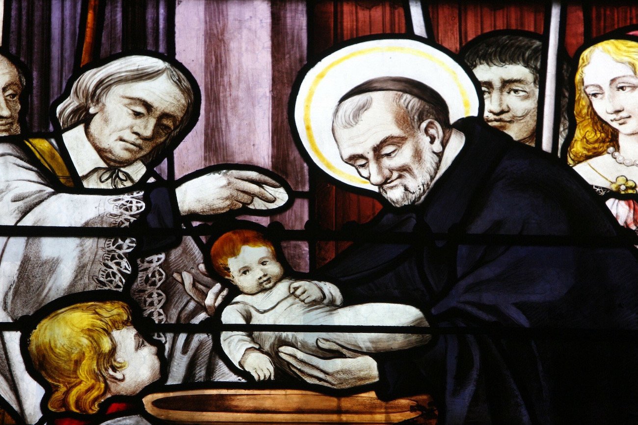 Witraż kościelny: dziecko podczas chrztu