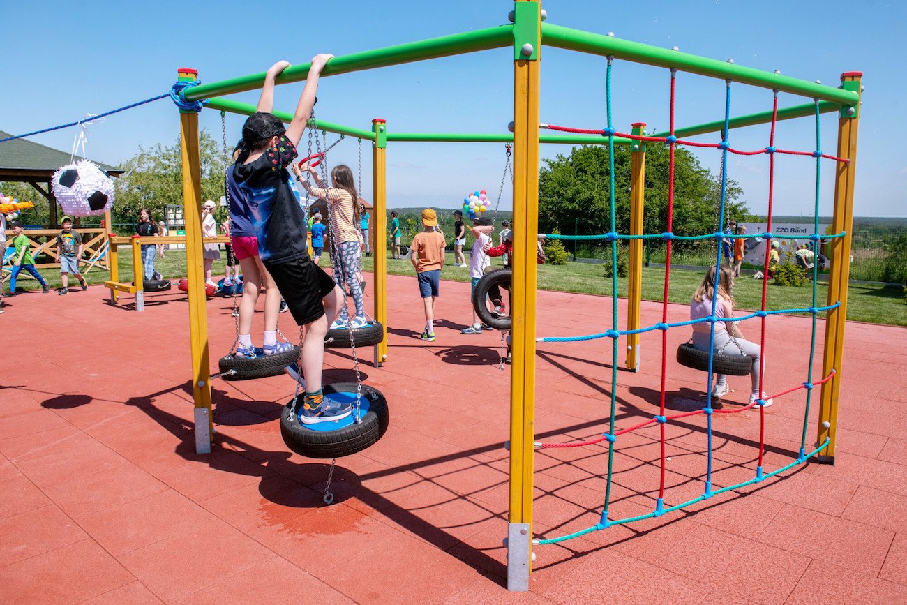 dzieci na placu zabaw