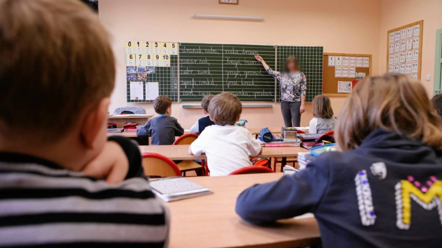 nauczycielka prowadzi w szkole podstawowej lekcję