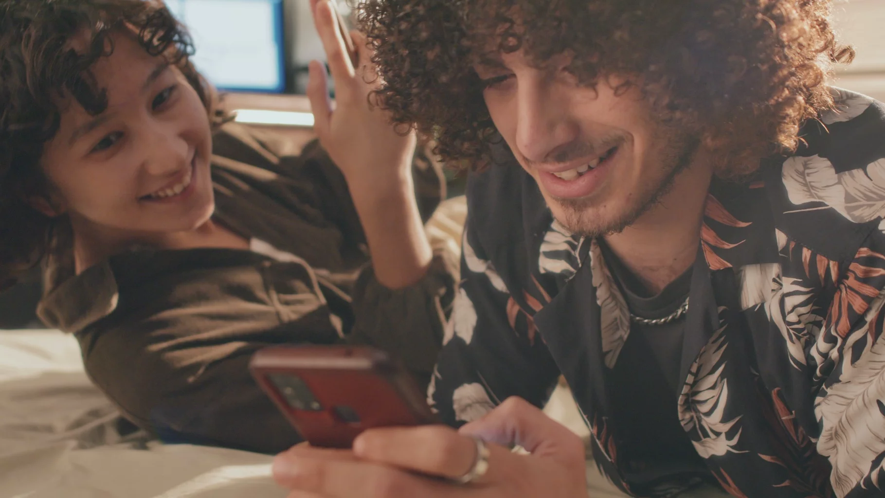 Na zdjęciu tata z dzieckiem dyskutują o nowinkach technologicznych