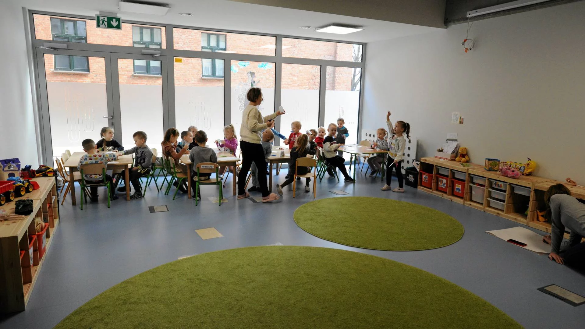 nauczycielka z dziećmi w przedszkolnej sali nauczycielka z dziećmi w przedszkolnej sali