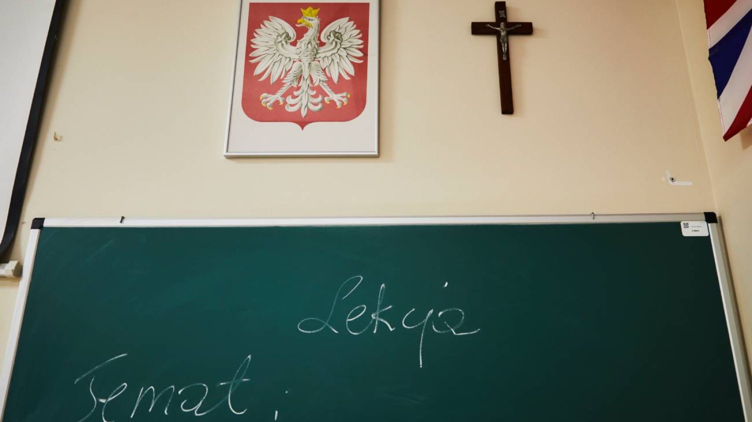 klasa lekcyjna z krzyżem na ścianie