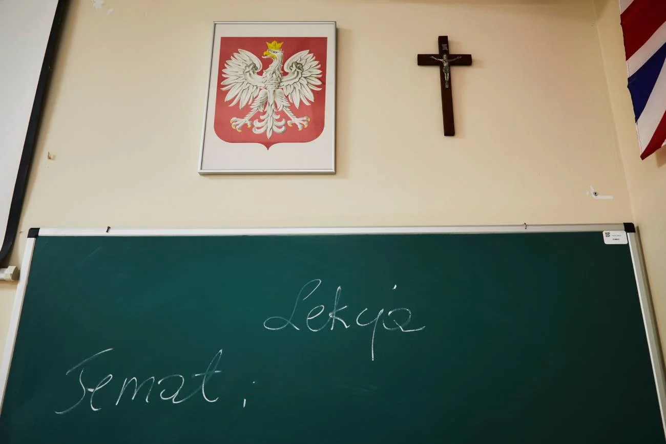 klasa lekcyjna z krzyżem na ścianie