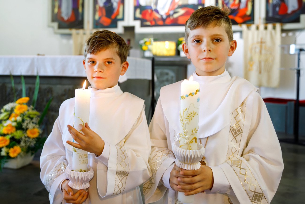 Świeca komunijna to ważny symbol Pierwszej Komunii Świętej