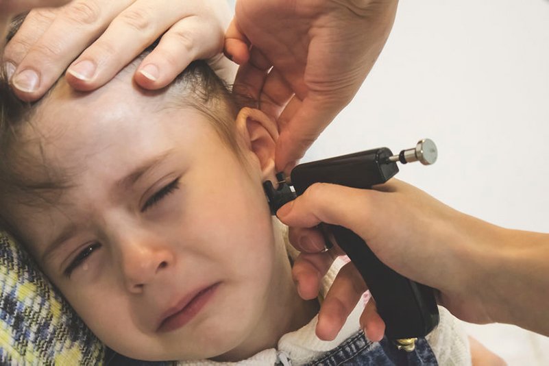 Dziadkowie przebili wnuczce uszy za plecami rodziców. Spotkała ich kara