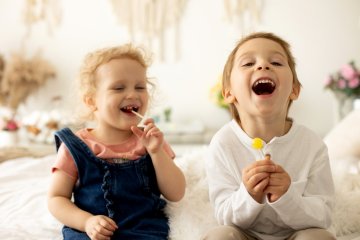 dzieci jedzą lizaki Chupa Chups