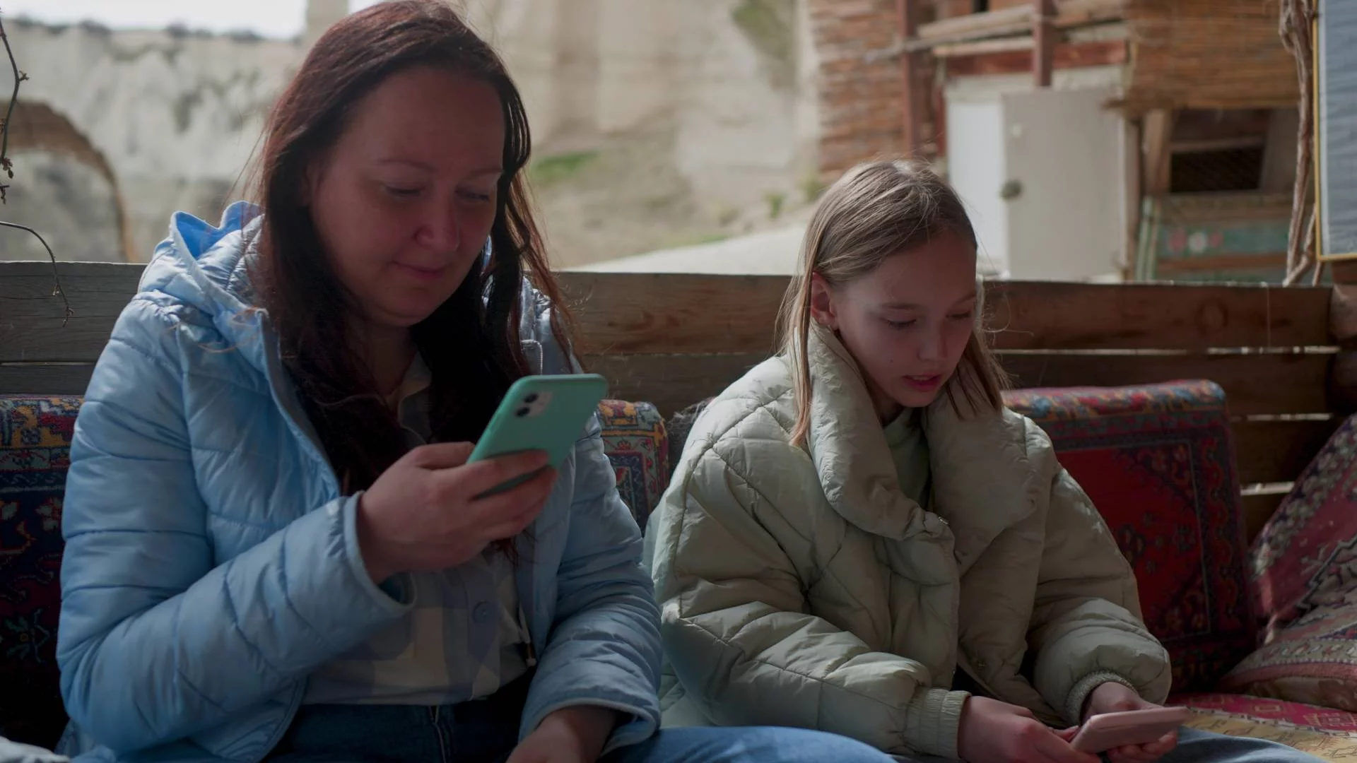 mama z córką robią zakupy online na swoich smartfonach