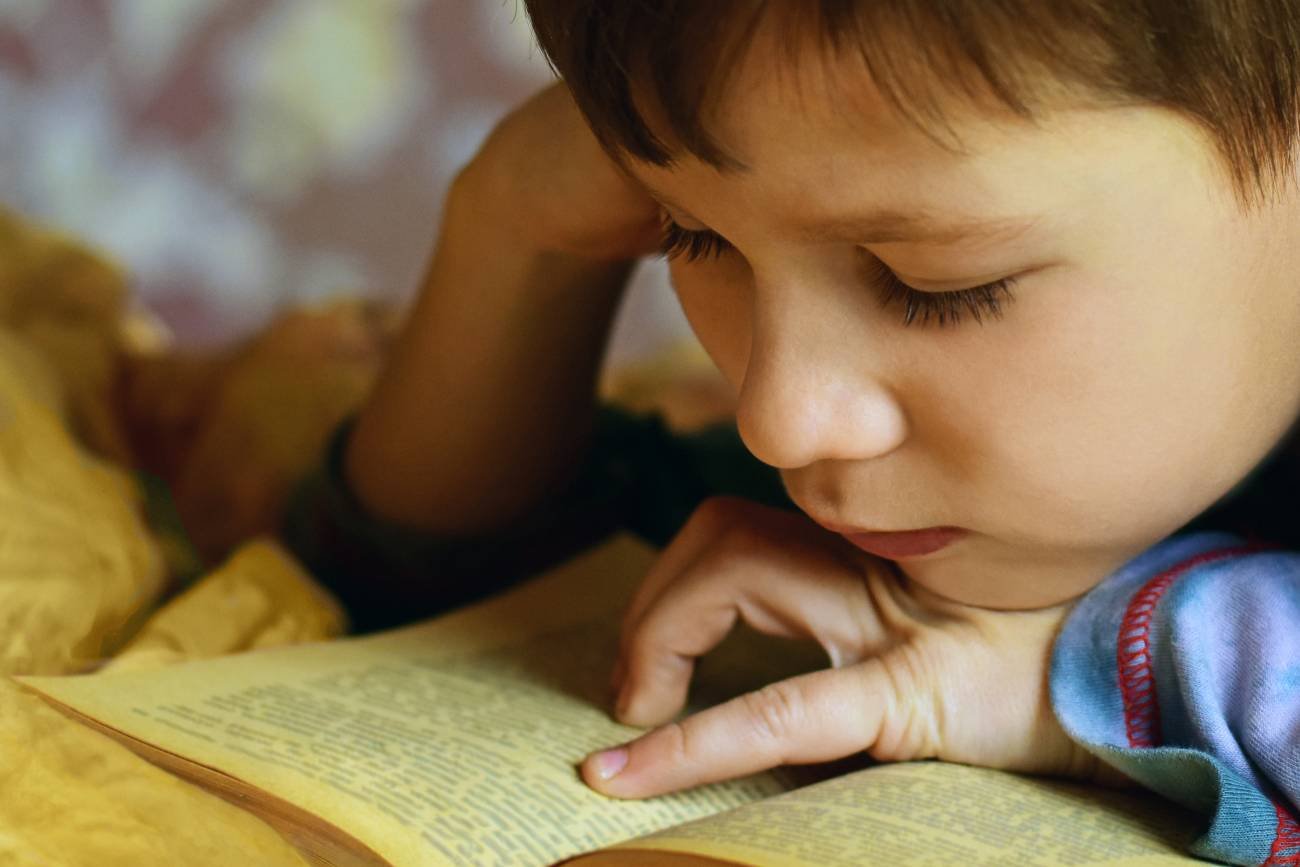 Uczeń czyta szkolną lekturę. Uczeń czyta szkolną lekturę.