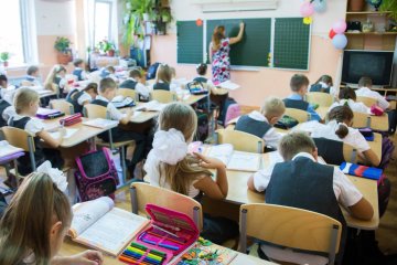 Uczniowie słuchają nauczycielki podczas lekcji.