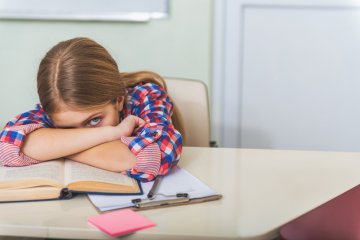smutna dziewczynka w klasie dziewczynka w klasie
