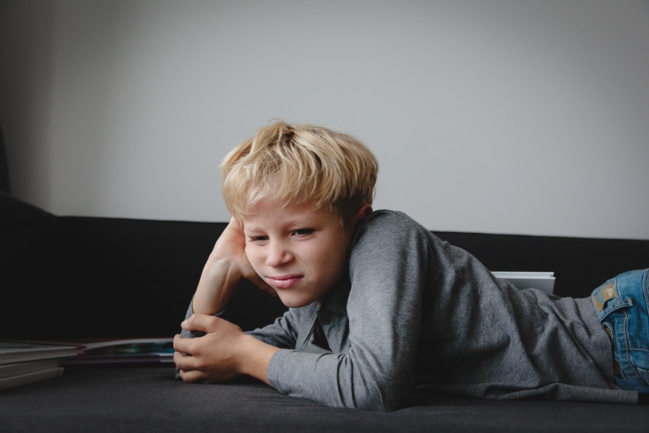 Chłopiec spędzał całe dnie przed telewizorem. Chłopiec spędzał całe dnie przed telewizorem.