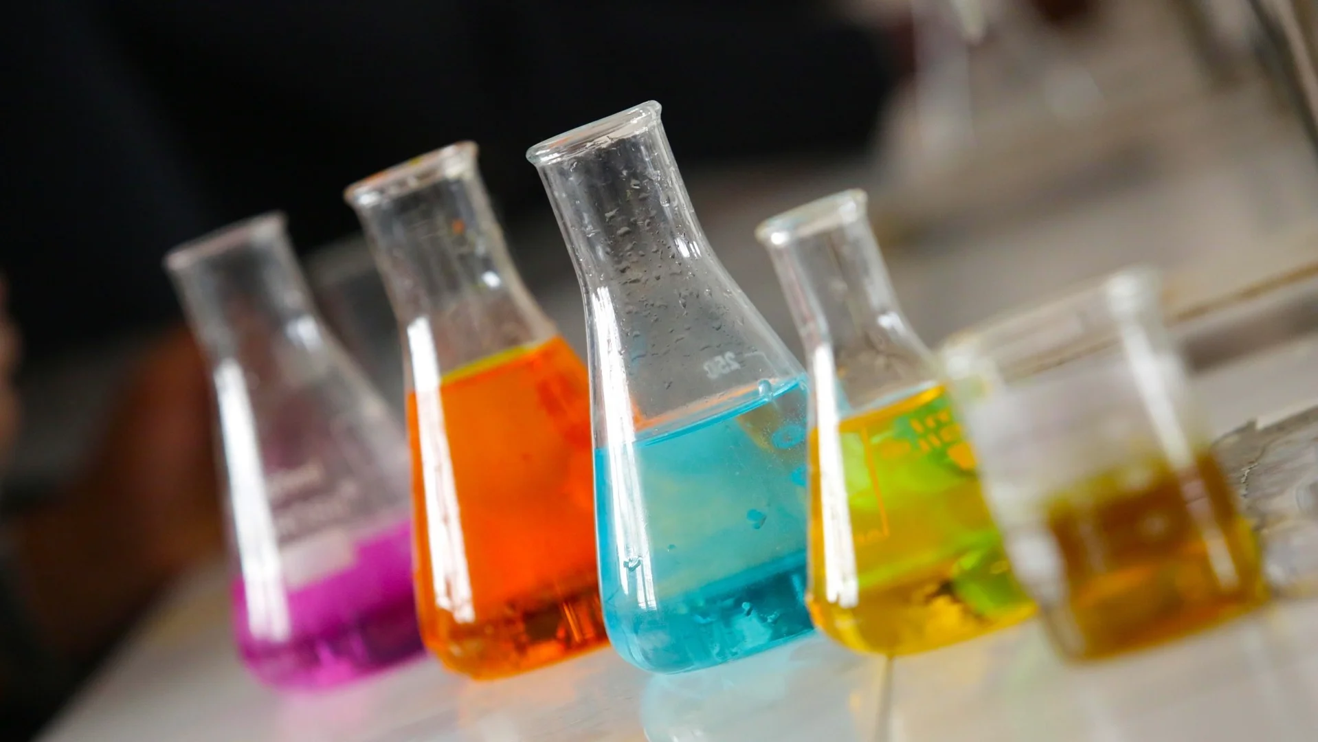 10 pytań z chemii na poziomie podstawówki. Dorośli się w tym gubią [QUIZ]