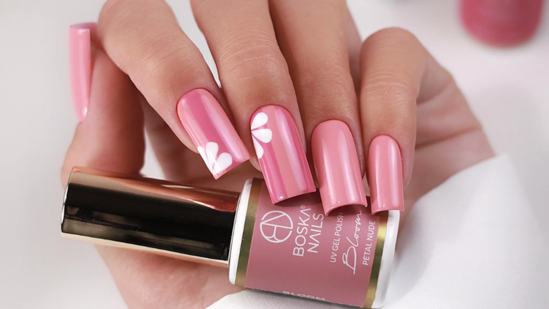 Najmodniejsze kolory manicure na nowy sezon. Inspiracje prosto z natury