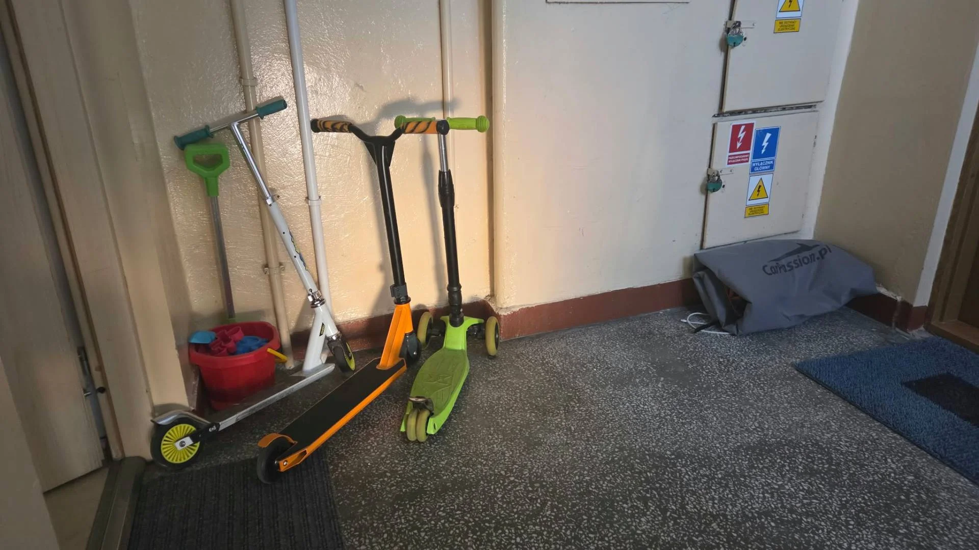hulajnogi na klatce schodowej