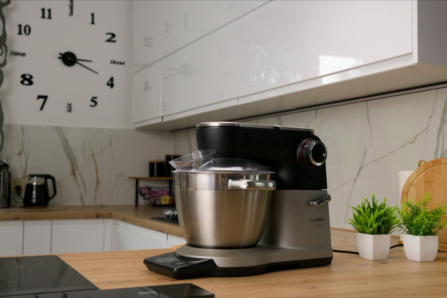 Planetarny robot kuchenny Bosch Serie 8 to realne wsparcie w gotowaniu.