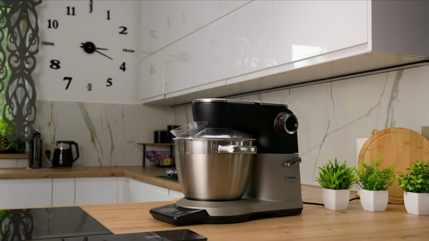 Planetarny robot kuchenny Bosch Serie 8 to realne wsparcie w gotowaniu.