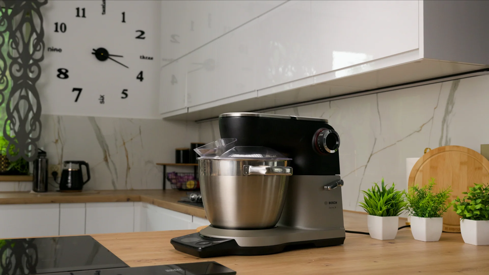 Planetarny robot kuchenny Bosch Serie 8 to realne wsparcie w gotowaniu.